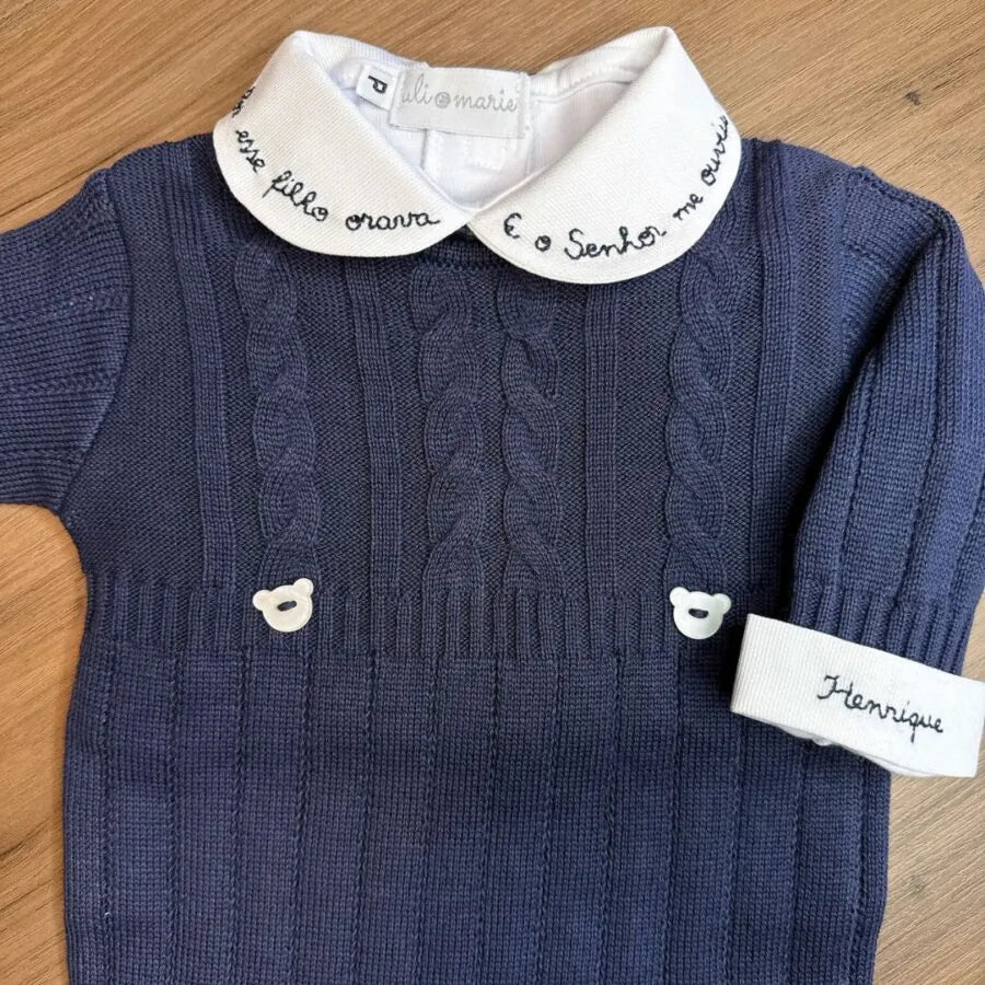 body milagre branco com gola peter pan bordada em vermelho com frase religiosa e detalhe de botão vermelho no punho