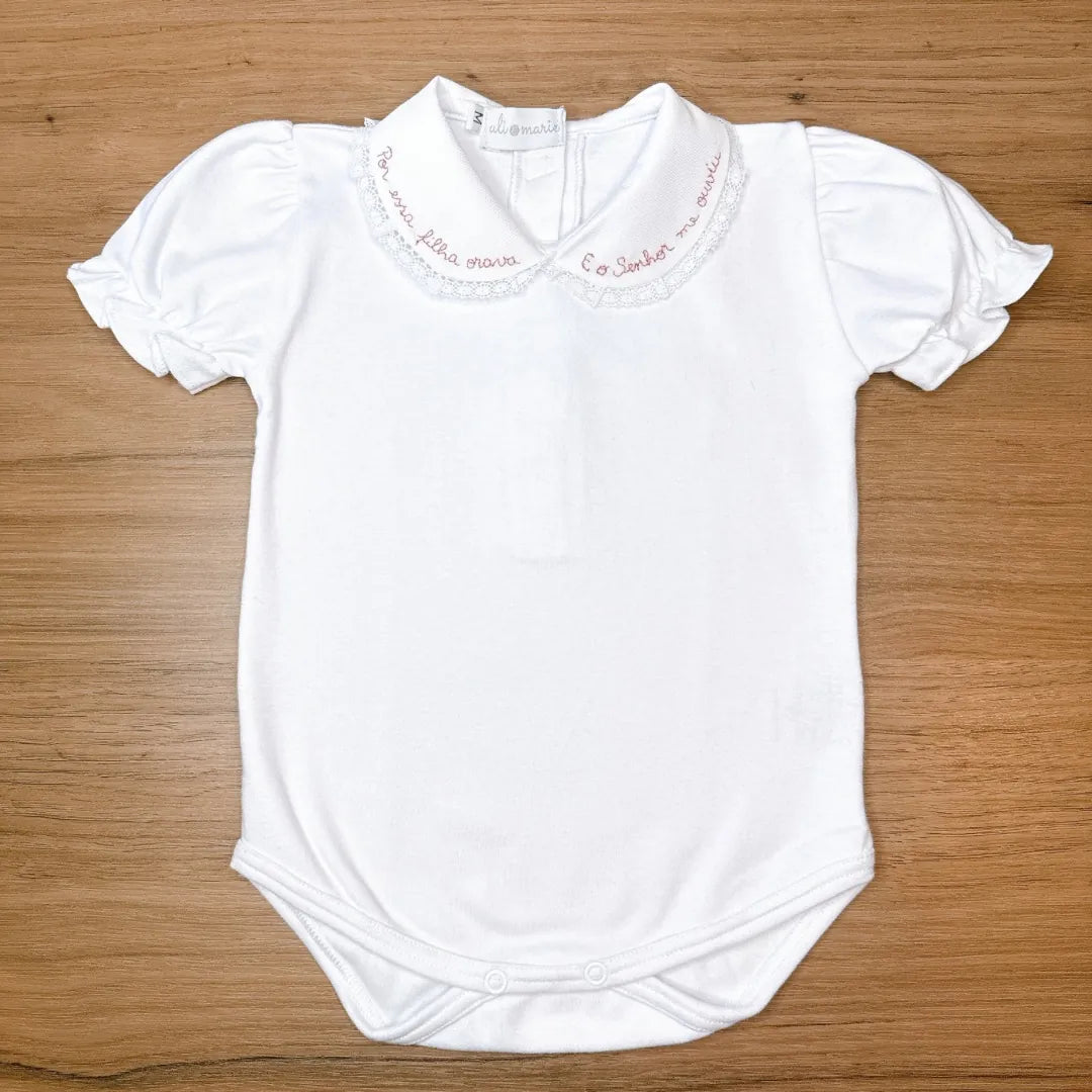body milagre manga curta branca com gola de renda bordada com frase religiosa em rosa