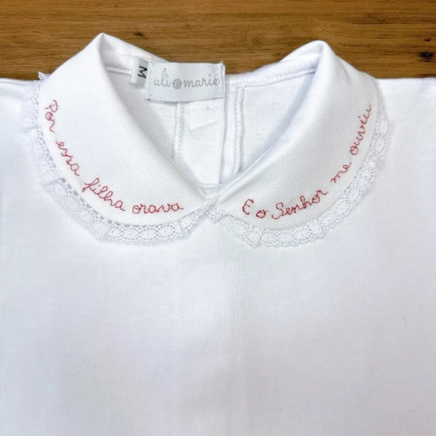 body milagre manga curta branca com gola de renda bordada com frase religiosa em rosa