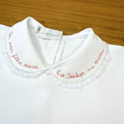 body milagre manga curta branca com gola de renda bordada com frase religiosa em rosa