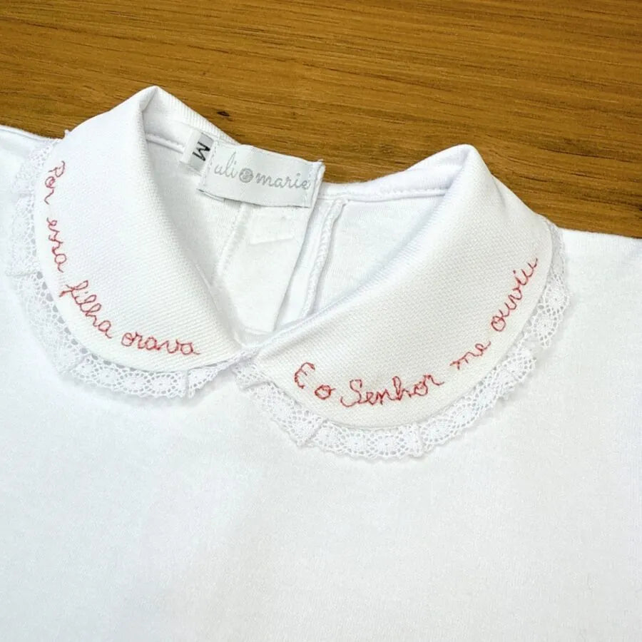 body milagre manga curta branca com gola de renda bordada com frase religiosa em rosa