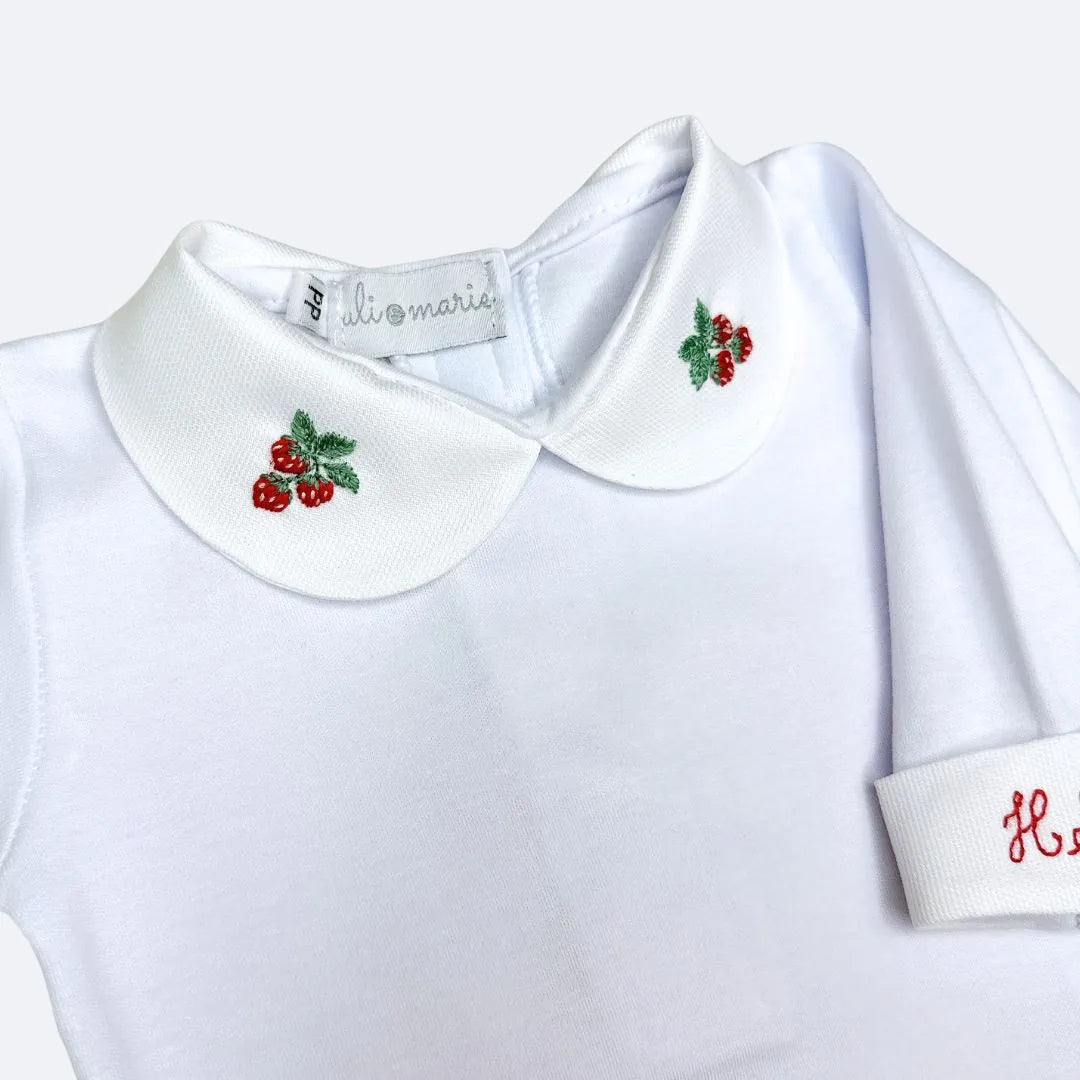 body branco personalizado helena com manga longa e gola peter pan com bordado de morangos vermelhos