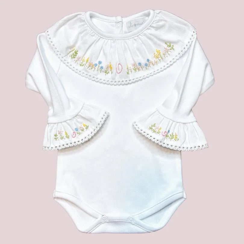 body olívia branco com bordado floral à mão na gola de babado e nos punhos de manga longa