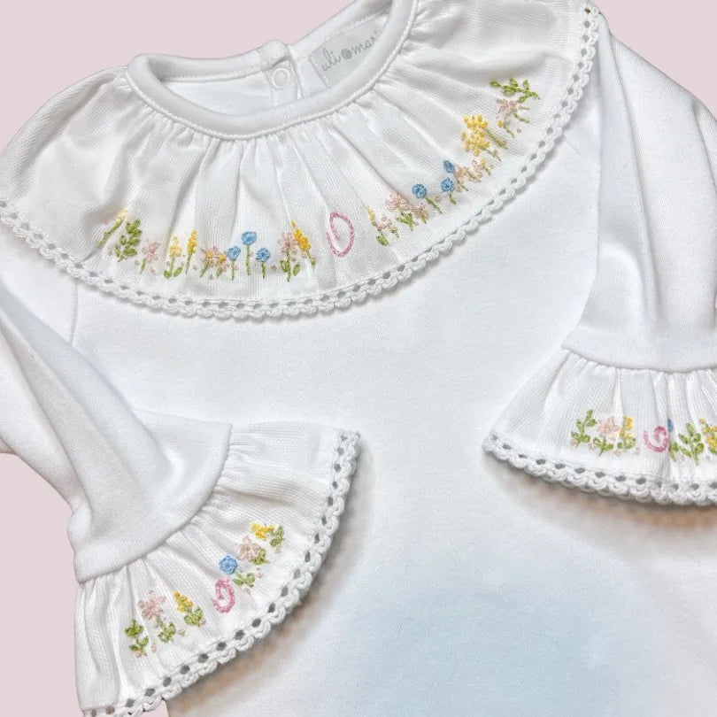 body olívia branco com bordado floral à mão na gola de babado e nos punhos de manga longa