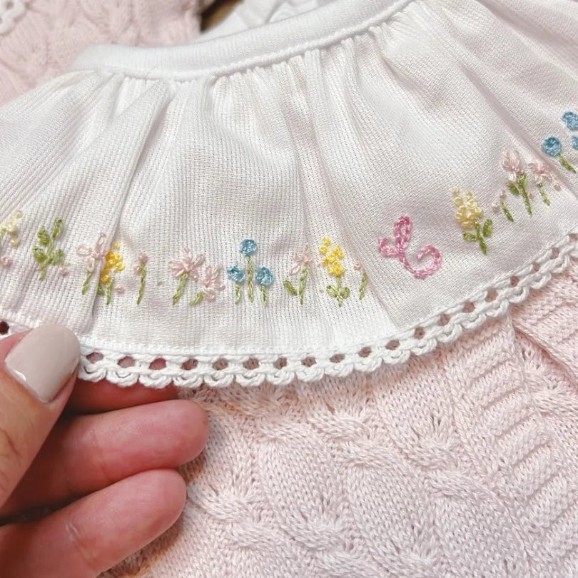 body olívia branco com bordado floral à mão na gola de babado e nos punhos de manga longa