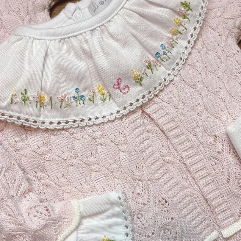 body olívia branco com bordado floral à mão na gola de babado e nos punhos de manga longa