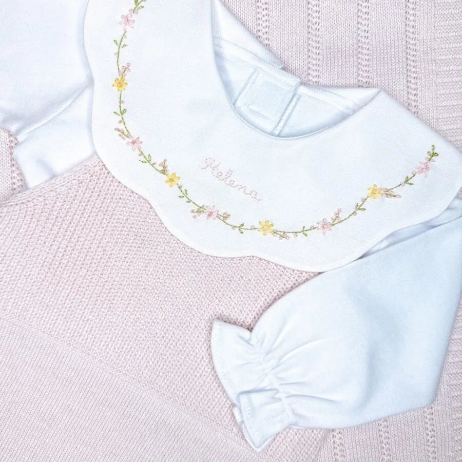 detalhe do body encanto amarelo bebê com gola peter pan bordada com flores e nome helena no centro