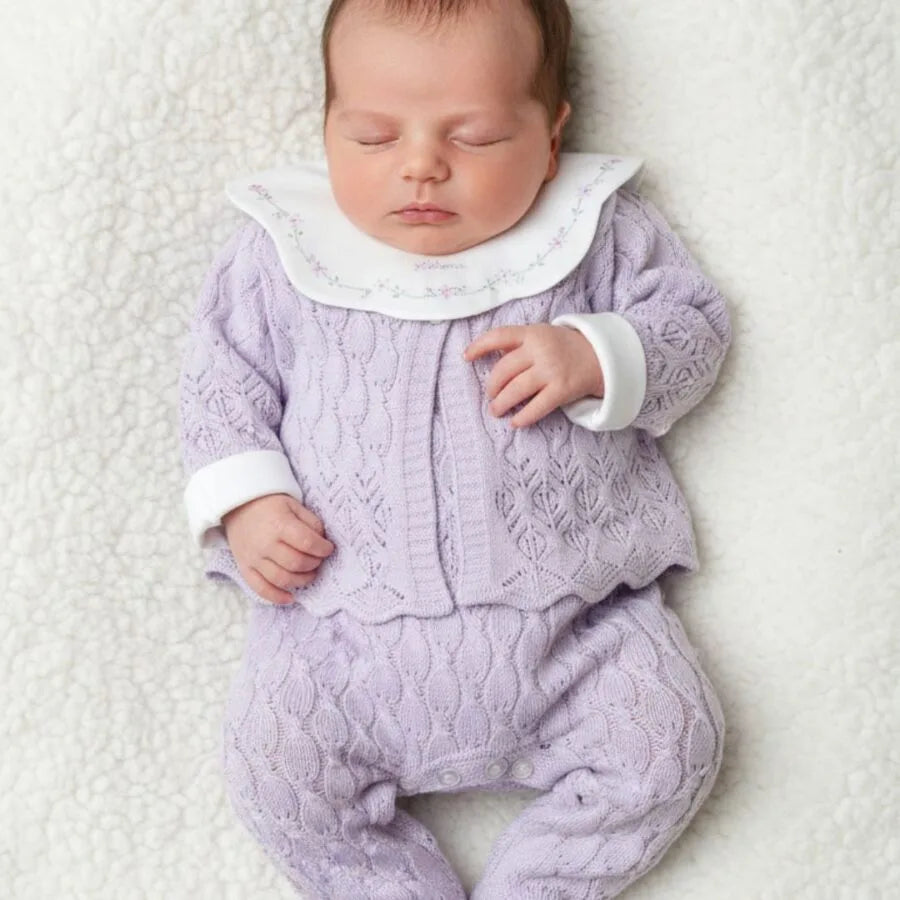 body personalizado encanto lilás, com gola grande bordada com flores delicadas e nome helena