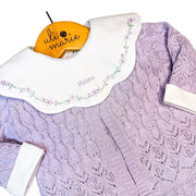 body personalizado encanto lilás, com gola grande bordada com flores delicadas e nome helena