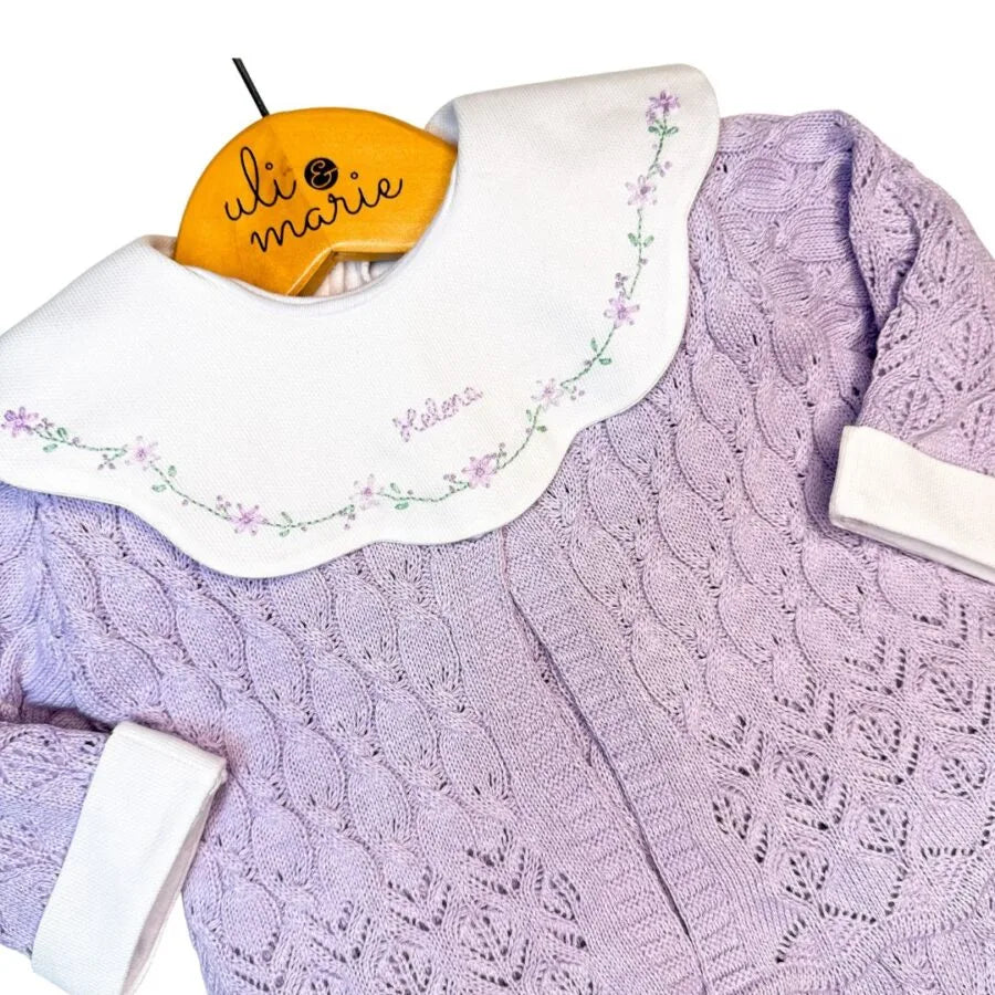 body personalizado encanto lilás, com gola grande bordada com flores delicadas e nome helena
