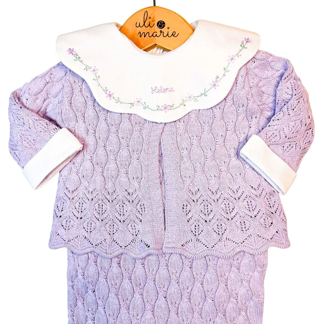 body personalizado encanto lilás, com gola grande bordada com flores delicadas e nome helena