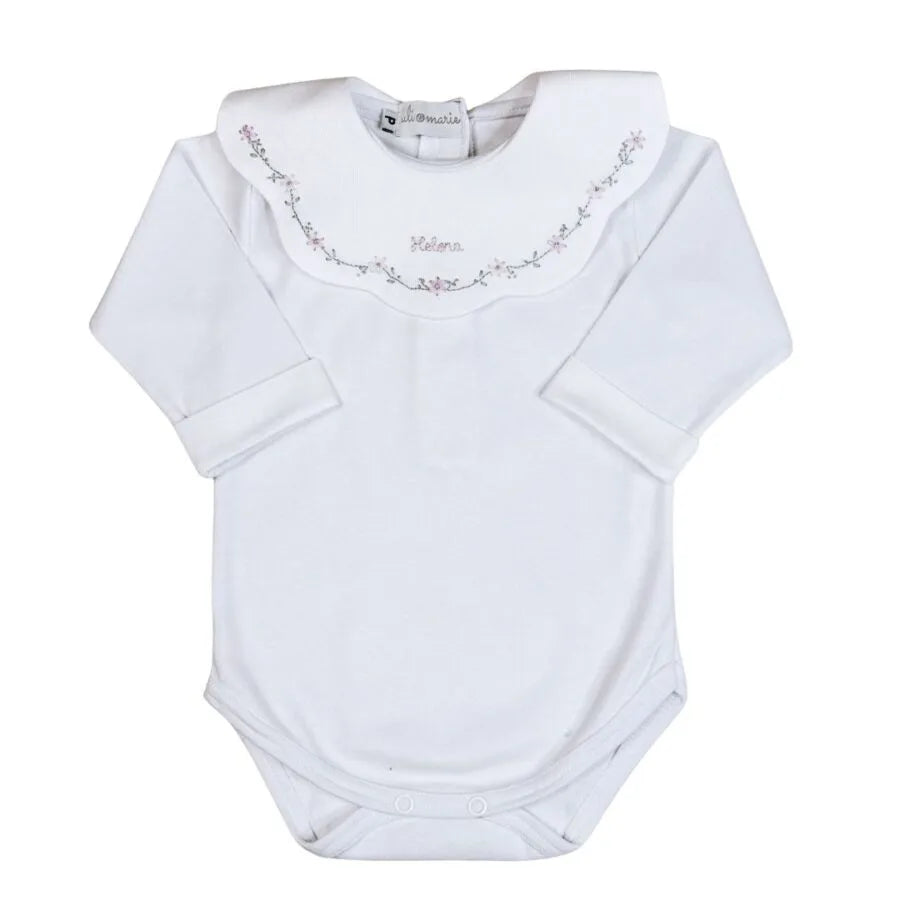 body personalizado encanto lilás, com gola grande bordada com flores delicadas e nome helena