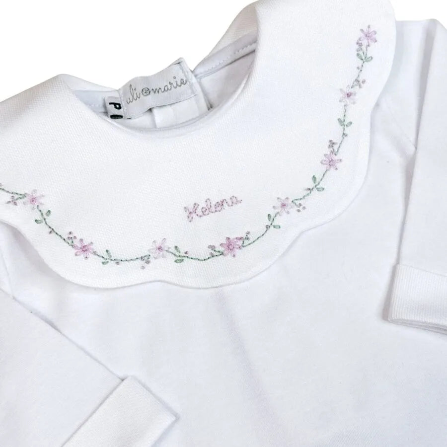 body personalizado encanto lilás, com gola grande bordada com flores delicadas e nome helena