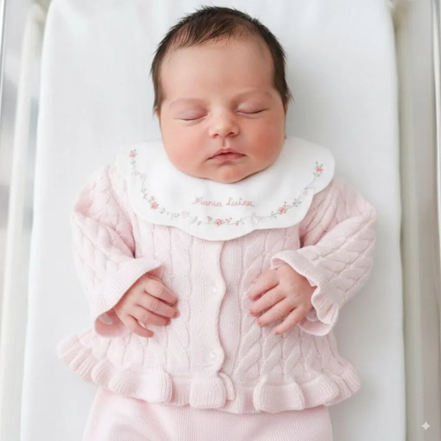 body personalizado encanto rosa bebê, com macacão de tricot trançado e gola bordada com nome maria luísa