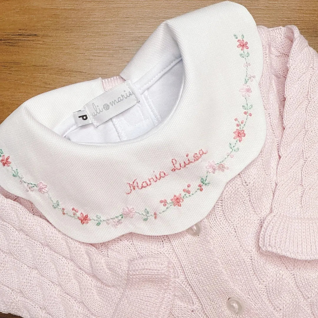 body personalizado encanto rosa bebê, com macacão de tricot trançado e gola bordada com nome maria luísa