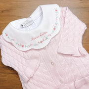 body personalizado encanto rosa bebê, com macacão de tricot trançado e gola bordada com nome maria luísa