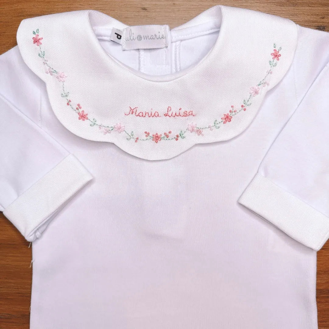 body personalizado encanto rosa bebê, com macacão de tricot trançado e gola bordada com nome maria luísa