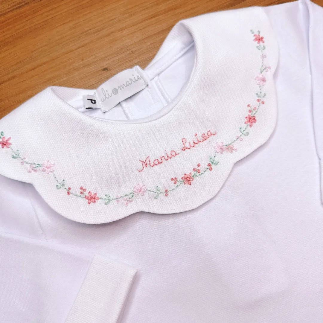 body personalizado encanto rosa bebê, com macacão de tricot trançado e gola bordada com nome maria luísa