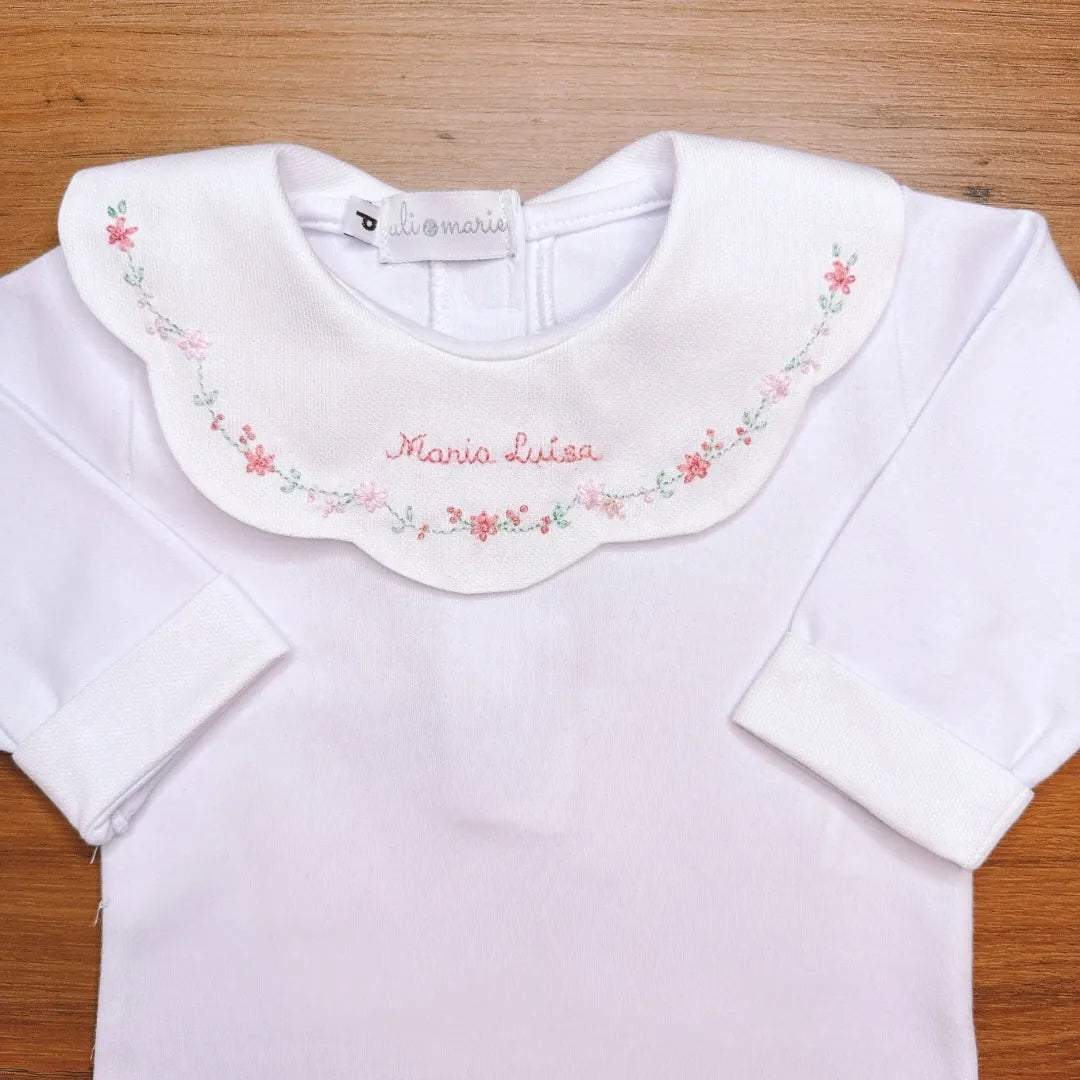 body personalizado encanto rosa bebê, com macacão de tricot trançado e gola bordada com nome maria luísa