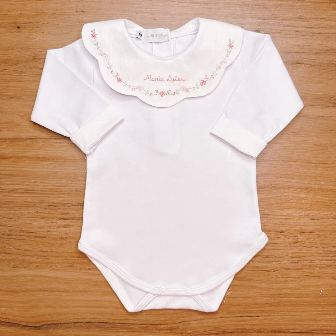 body personalizado encanto rosa bebê, com macacão de tricot trançado e gola bordada com nome maria luísa