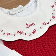 body personalizado encanto vermelho com macacão de tricot e body branco, gola bordada com flores e nome Eva