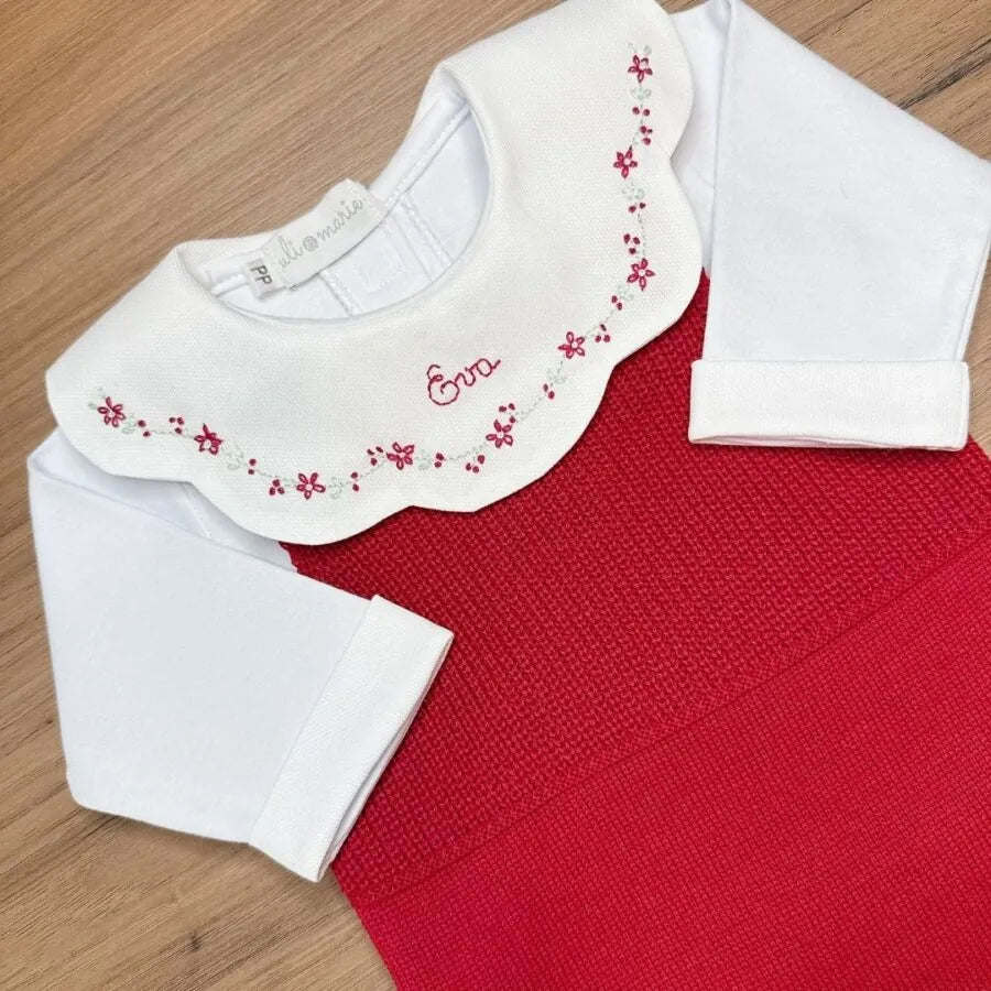 body personalizado encanto vermelho com macacão de tricot e body branco, gola bordada com flores e nome Eva