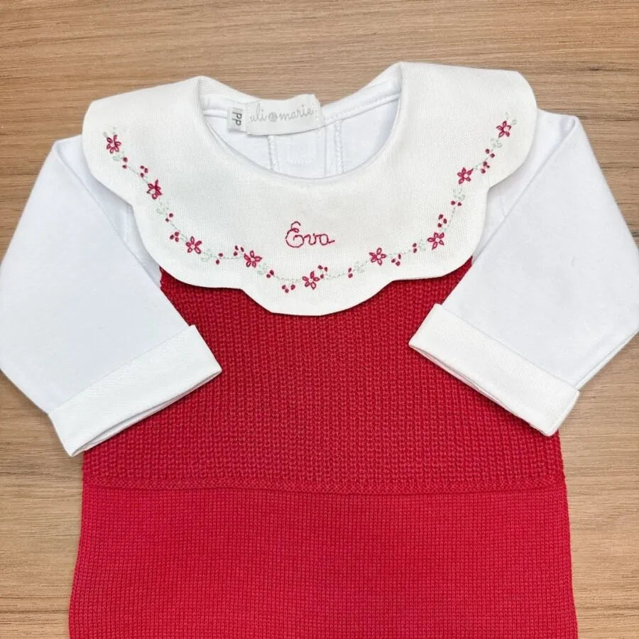 body personalizado encanto vermelho com macacão de tricot e body branco, gola bordada com flores e nome Eva