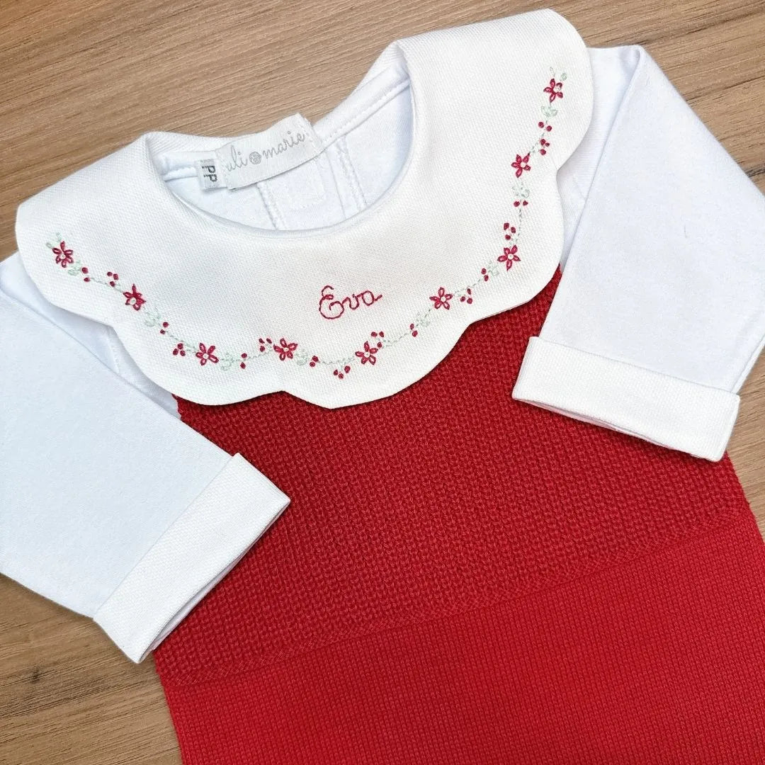 body personalizado encanto vermelho com macacão de tricot e body branco, gola bordada com flores e nome Eva