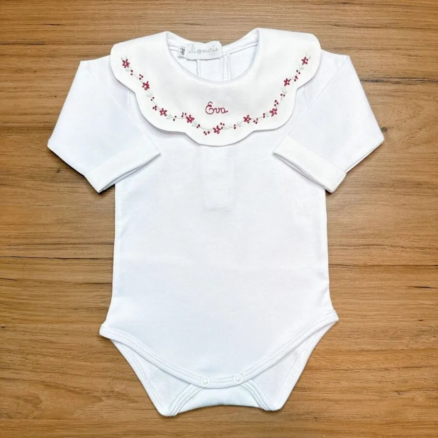 body personalizado encanto vermelho com macacão de tricot e body branco, gola bordada com flores e nome Eva