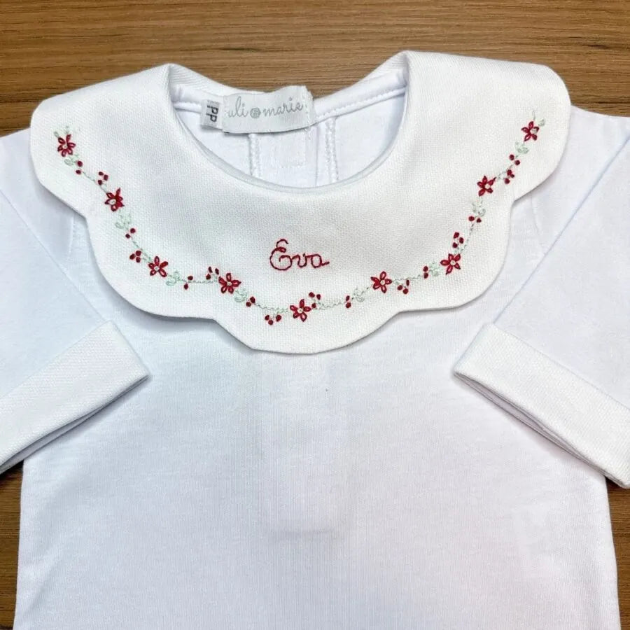 body personalizado encanto vermelho com macacão de tricot e body branco, gola bordada com flores e nome Eva