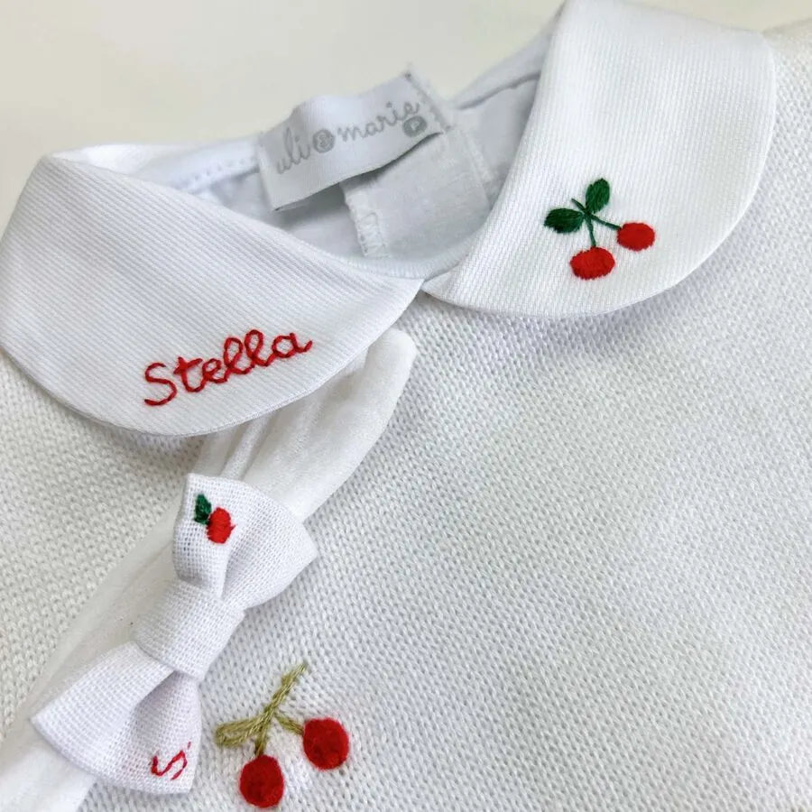 body branco com gola e nome bordado coloridos em tons pastéis