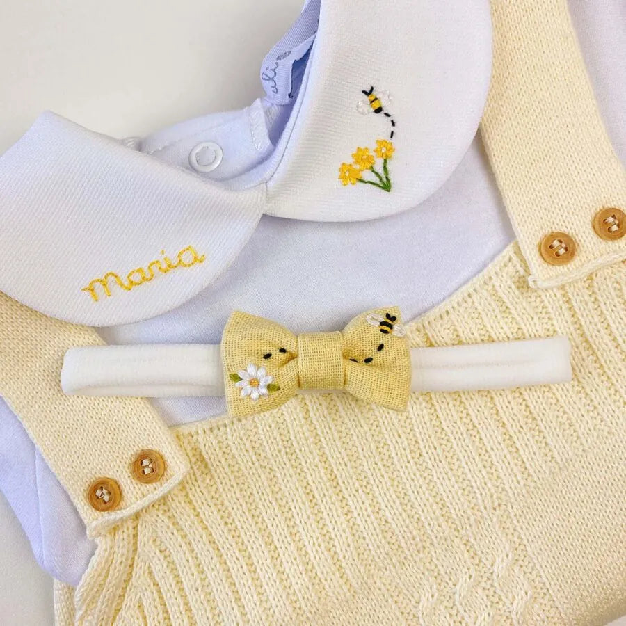 body branco com gola e nome bordado coloridos em tons pastéis