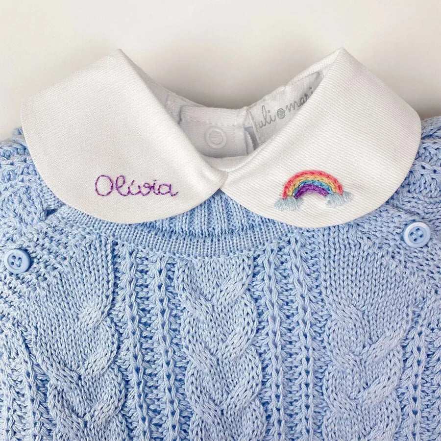 body branco com gola e nome bordado coloridos em tons pastéis