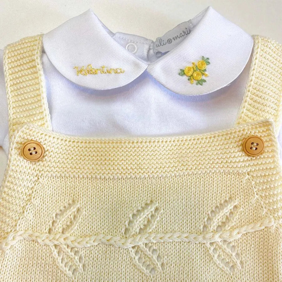 body branco com gola e nome bordado coloridos em tons pastéis