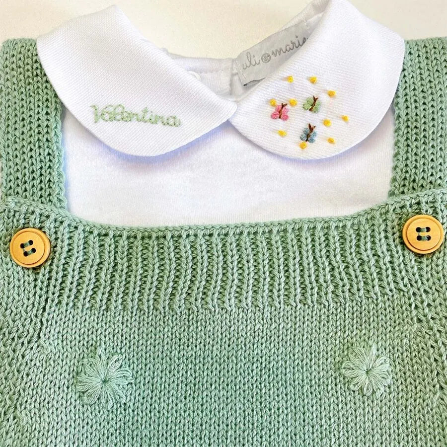 body branco com gola e nome bordado coloridos em tons pastéis