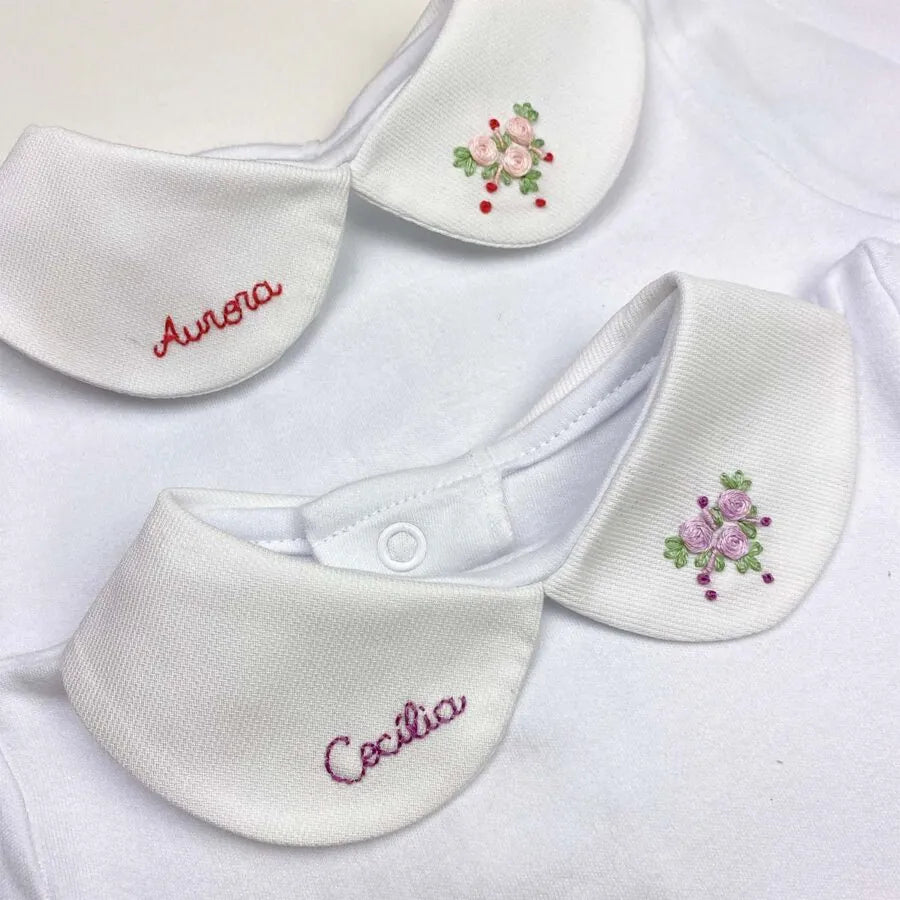 body branco com gola e nome bordado coloridos em tons pastéis