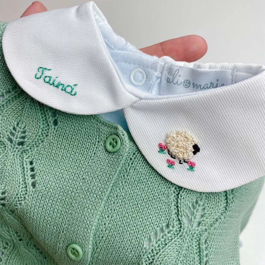 body branco com gola e nome bordado coloridos em tons pastéis