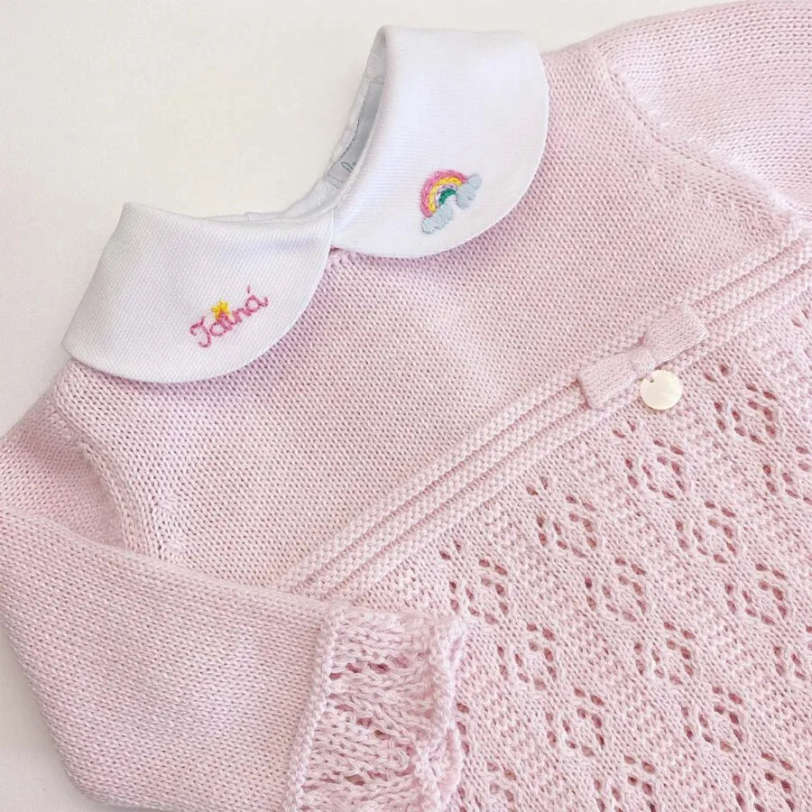 body branco com gola e nome bordado coloridos em tons pastéis
