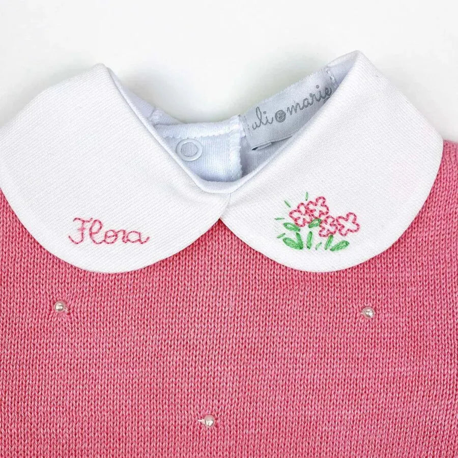 body branco com gola e nome bordado coloridos em tons pastéis
