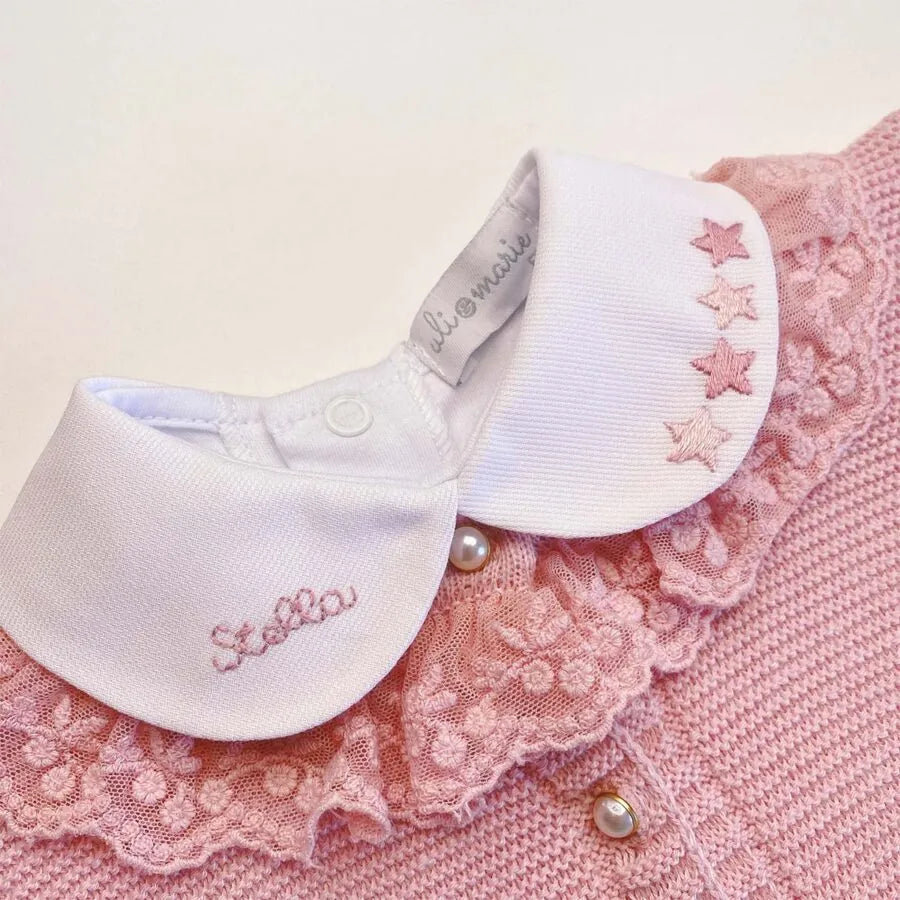 body branco com gola e nome bordado coloridos em tons pastéis