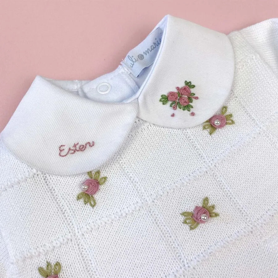 body branco com gola e nome bordado coloridos em tons pastéis
