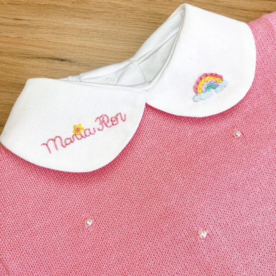 body branco com gola e nome bordado coloridos em tons pastéis