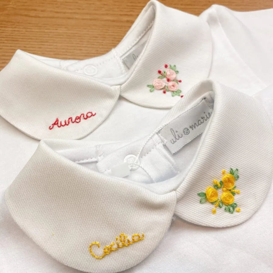 body branco com gola e nome bordado coloridos em tons pastéis