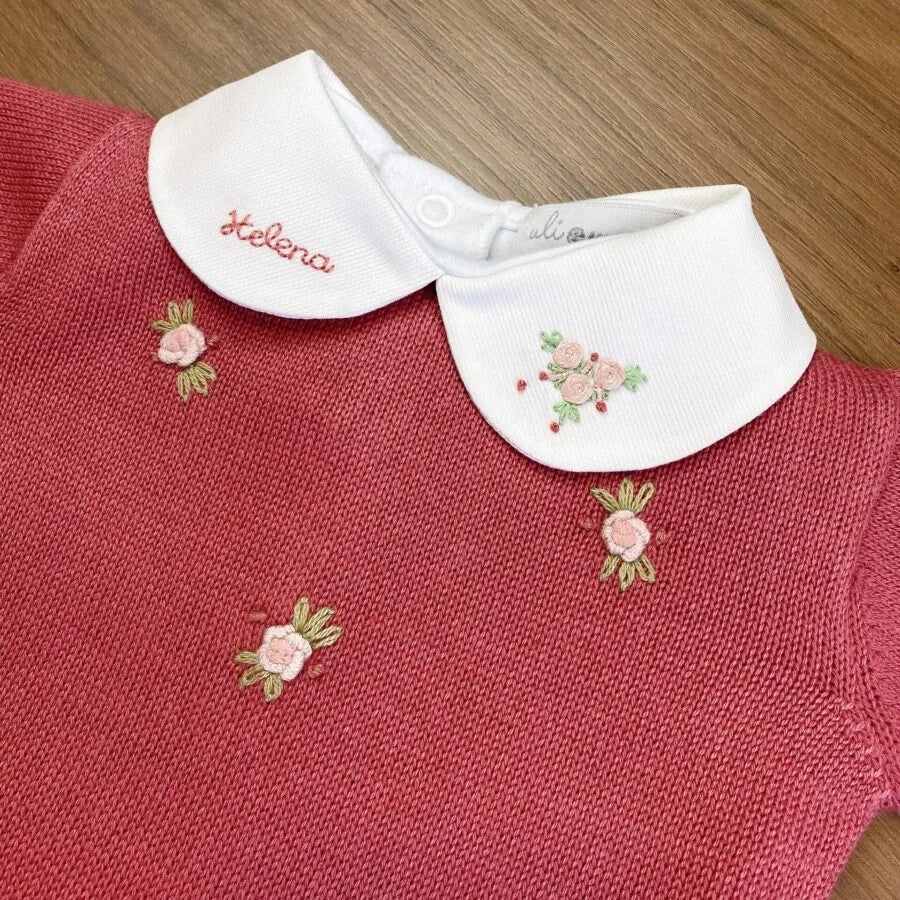 body branco com gola e nome bordado coloridos em tons pastéis