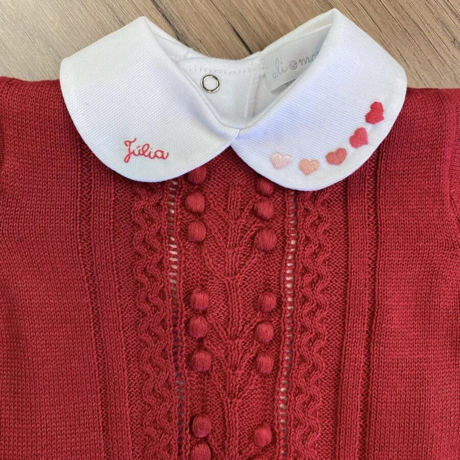 body branco com gola e nome bordado coloridos em tons pastéis