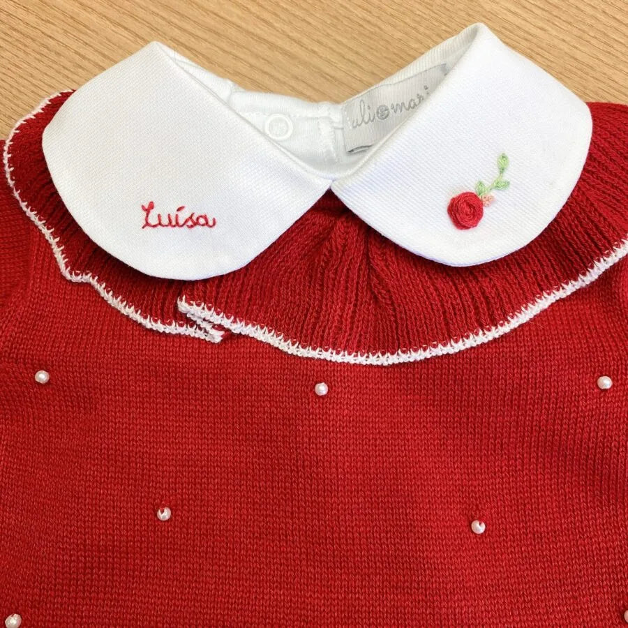 body branco com gola e nome bordado coloridos em tons pastéis