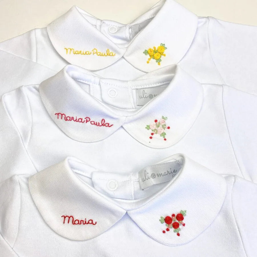 body branco com gola e nome bordado coloridos em tons pastéis