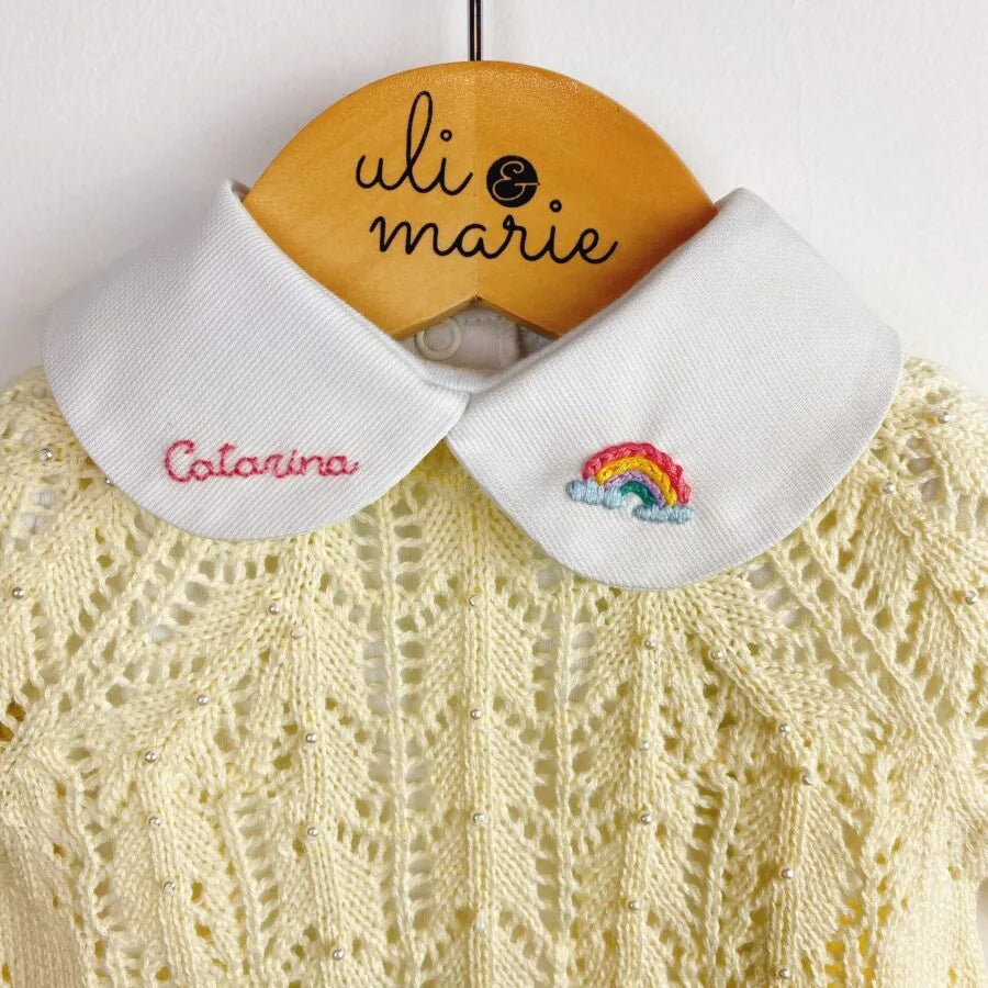 body branco com gola e nome bordado coloridos em tons pastéis