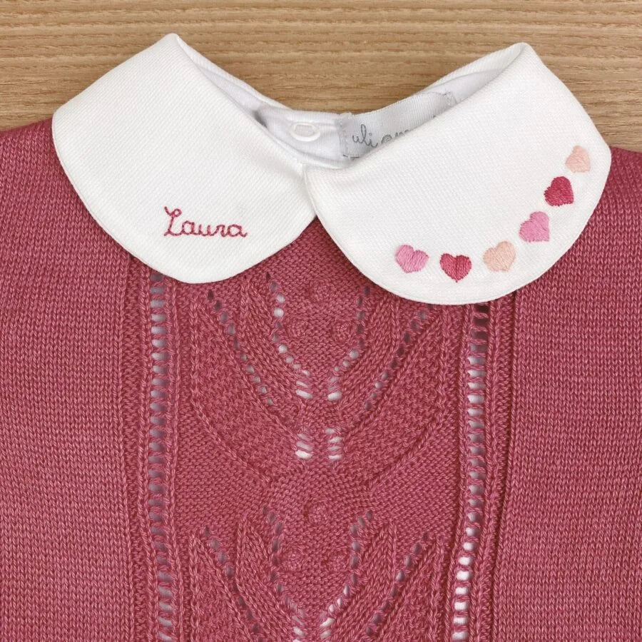 body branco com gola e nome bordado coloridos em tons pastéis