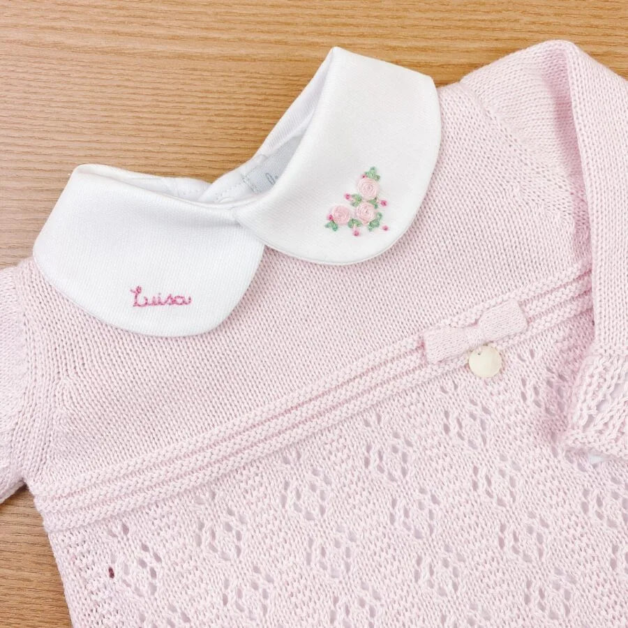 body branco com gola e nome bordado coloridos em tons pastéis